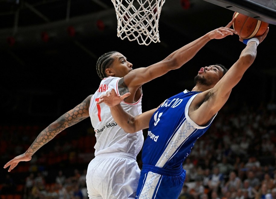 Jeremy Sochan (Polska) i Olivier Nkamhoua (Finlandia) /JOSE JORDAN / AFP /East News