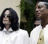 Jermaine Jackson (z prawej) nie wierzy w niewinność Michaela? /AFP