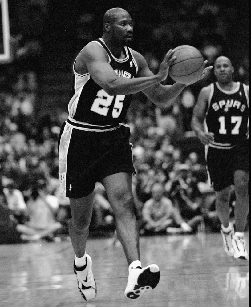 Jerome Kersey (numer 25) w barwach Spurs /Tom Hauck /Getty Images