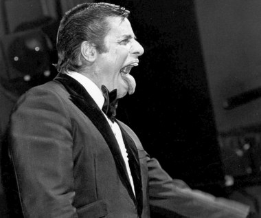 Jerry Lewis, choć odnosił sukces za sukcesem - w amerykańskiej telewizji trzykrotnie wznawiano jego program "The Jerry Lewis Show", miał bardzo poważne problemy ze zdrowiem. W latach 60. uległ poważnemu wypadkowi (złamał kręg szyjny), przeszedł też trzy zawały, walczył z rakiem prostaty i cukrzycą. Przez kilkanaście lat był uzależniony od leków przeciwbólowych. Miał też na koncie próbę samobójczą. Ostatecznie jednak dożył sędziwego wieku.