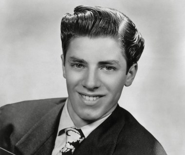 Jerry Lewis urodził się 16 marca 1926 roku w Newark. Jego rodzice byli rosyjskimi Żydami. Jego ojciec, Daniel Levitch (1902-1980), był artystą estradowym, który pracował pod pseudonimem Danny Lewis. Natomiast matka Jerry'ego Lewisa, Rachel ("Rae") Levitch, była pianistką w stacji radiowej. Jerry Lewis zaczął występować w wieku pięciu lat, często u boku rodziców. Rzucił szkołę dosyć szybko, aby poświęcić się karierze scenicznej.