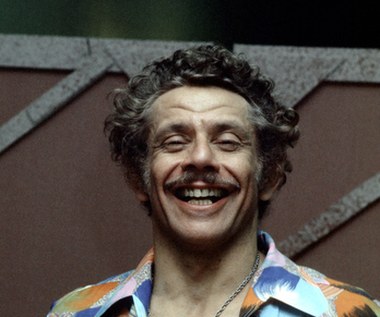 Jerry Stiller miał ma polsko-żydowskie korzenie. Jego mama Bella urodziła we Frampolu na Lubelszczyźnie.

 