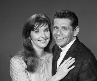 Jerry Stiller razem ze swoją zmarłą w 2015 roku żoną Anne tworzyli komediowy duet Stiller&Meara. Można ich było zobaczyć razem m.in. w programie "The Ed Sullivan Show", gdzie wcielali się w postaci Hersheya Horowitza i Mary Elizabeth Doyle.