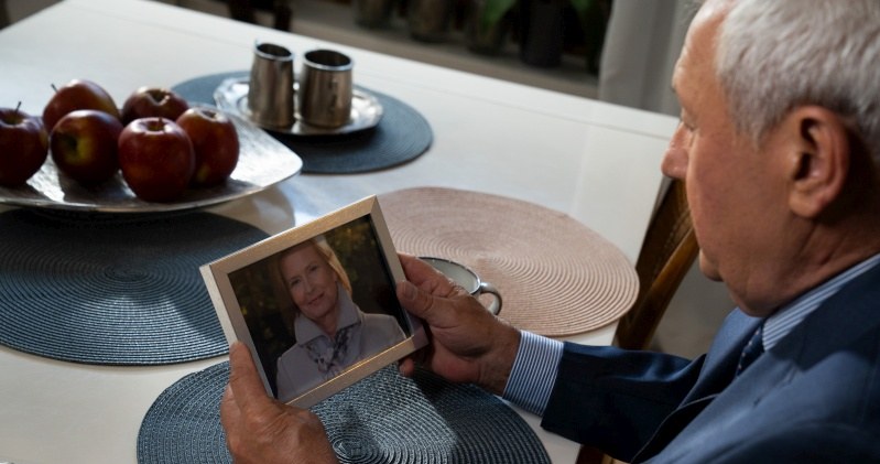 Jerzy (Andrzej Grabarczyk) dostanie list od Elżbiety (Barbara Bursztynowicz) /Źródło: AIM