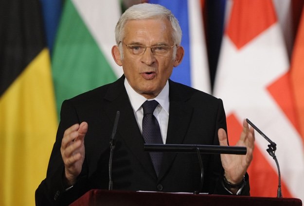 Jerzy Buzek jest jednym z najbardziej lubianych polskich polityków /arch. AFP