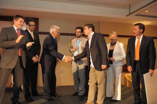 Jerzy Buzek, przewodniczący Parlamentu Europejskiego, gratuluje studentom /materiały prasowe