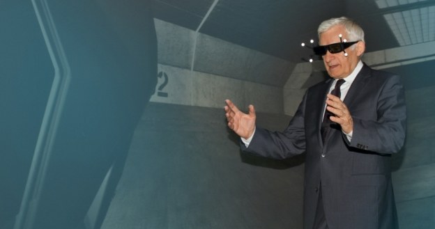 Jerzy Buzek w jaskini 3D /materiały prasowe