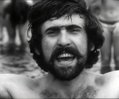 Jerzy Cnota urodził się 17 października 1942 roku w Jastrzębiu-Zdroju. Później z rodziną przeniósł się do Chorzowa. Jest absolwentem filologii rosyjskiej na Uniwersytecie Jagiellońskim, w latach 70. eksternistycznie ukończył studia na warszawskiej PWST.