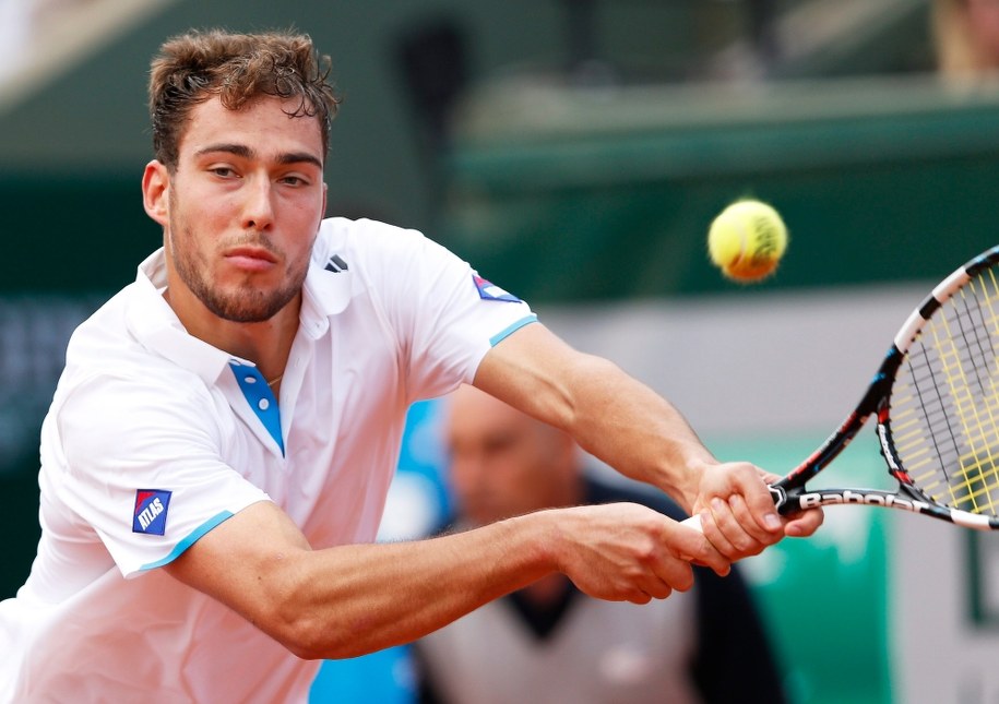 Jerzy Janowicz pokonał Hiszpana Alberta Ramosa-Vinolasa 6:0, 7:5 /YOAN VALAT  /PAP/EPA