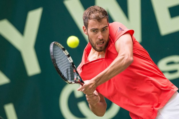 Jerzy Janowicz pożegnał się z Wimbledonem już w pierwszej rundzie (na zdjęciu: podczas turnieju w niemieckim Halle 18 czerwca) /MAJA HITIJ/dpa /PAP