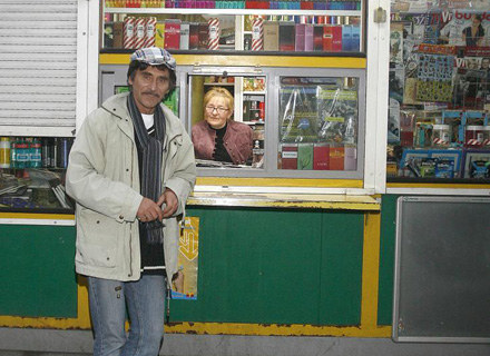 Jerzy Kryszak w roli kioskarza. Ukryta kamera nagra zachowania jego klientów fot.J.Wojtalewicz /AKPA