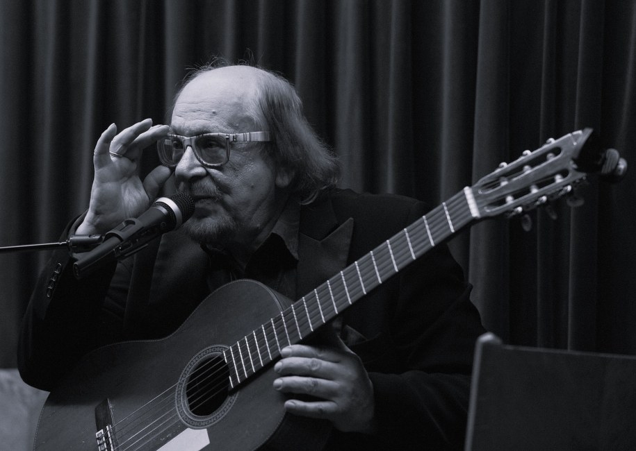 Jerzy Mamcarz podczas biesiady Literackiej w Domu Literatury w Warszawie, zdjęcie z 19.12.2013 roku. /Andrzej Rybczyński  /PAP