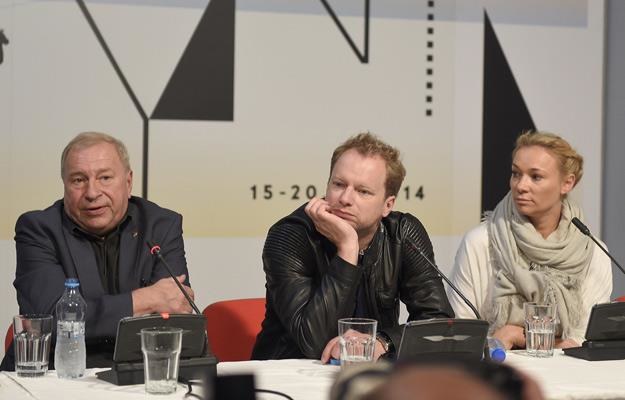 Jerzy Stuhr, Maciej Stuhr i Sonia Bohosiewicz na konferencji prasowej w Gdyni /AKPA