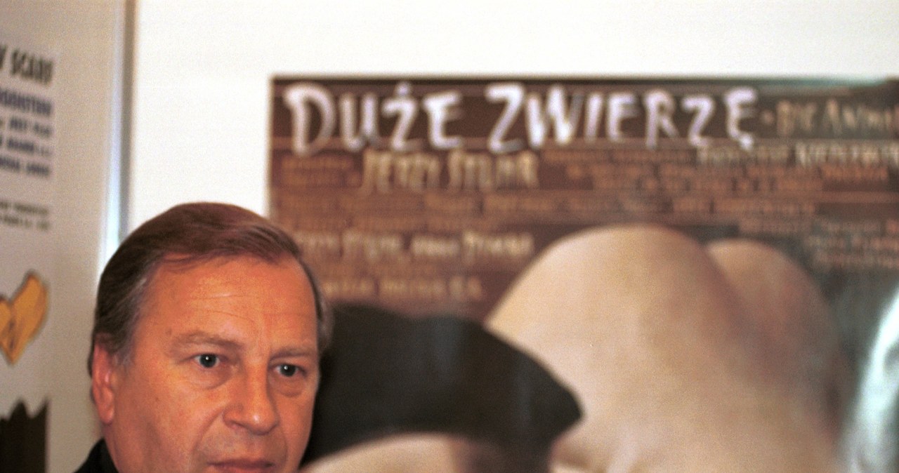 Jerzy Stuhr na tle plakatu filmu "Duże zwierzę" /Robert Jaworski /Agencja FORUM