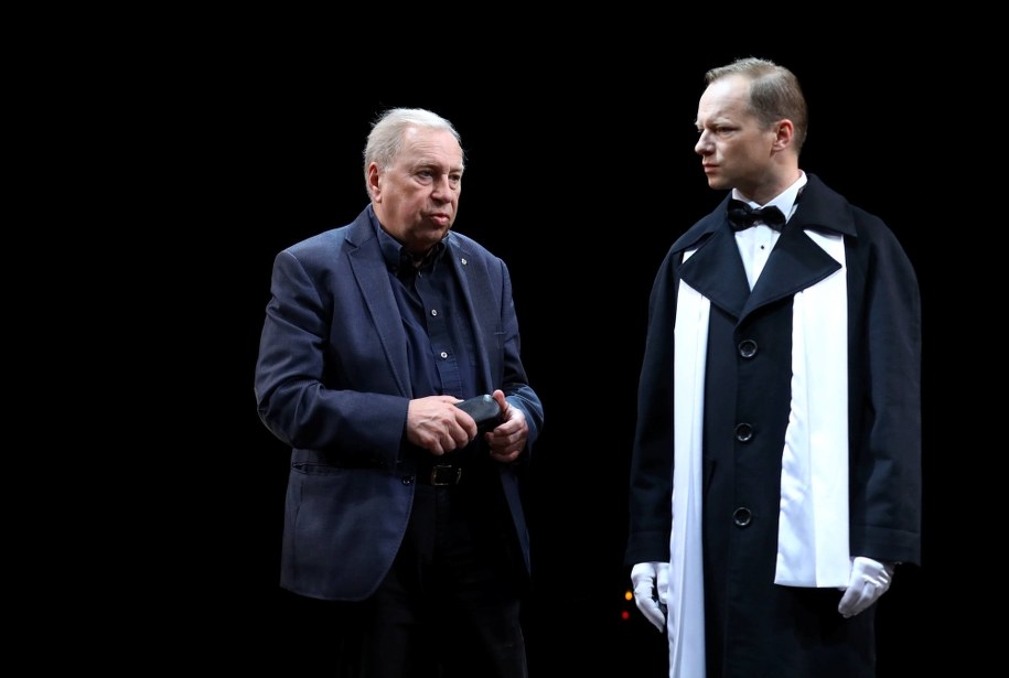 Jerzy Stuhr z synem Maciejem podczas próby medialnej spektaklu "Bal manekinów" w warszawskim Och-Teatrze - zdj. z 2018 r. /Rafał Guz /PAP