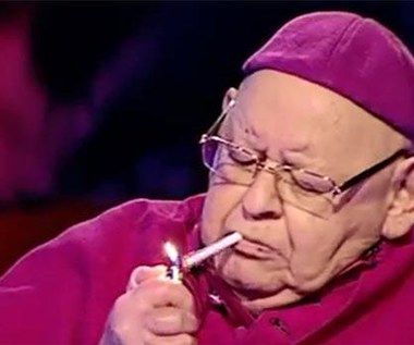 Jerzy Urban w Polsat News w stroju biskupa i papierosem