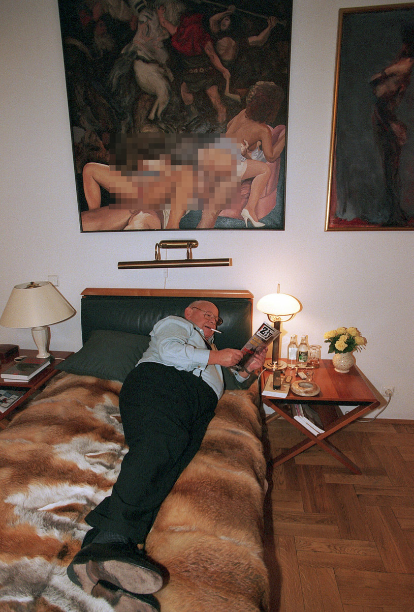 Jerzy Urban w sypialni - wzrok przyciągał obsceniczny obraz na ścianie /Witold Rozbicki /Reporter