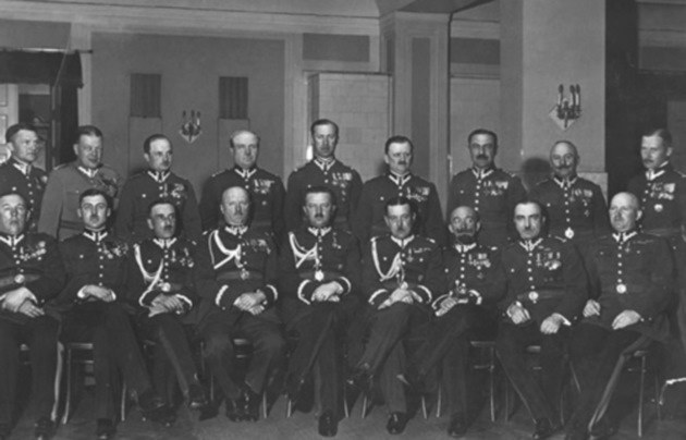 Jerzy Wołkowicki (czwarty z lewej) na kurskie oficerów Sztabu Generalnego /materiały prasowe