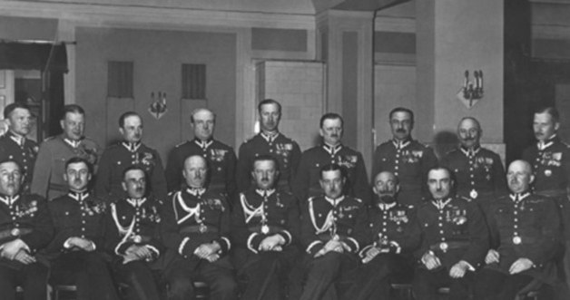 Jerzy Wołkowicki (czwarty z lewej) na kurskie oficerów Sztabu Generalnego /materiały prasowe