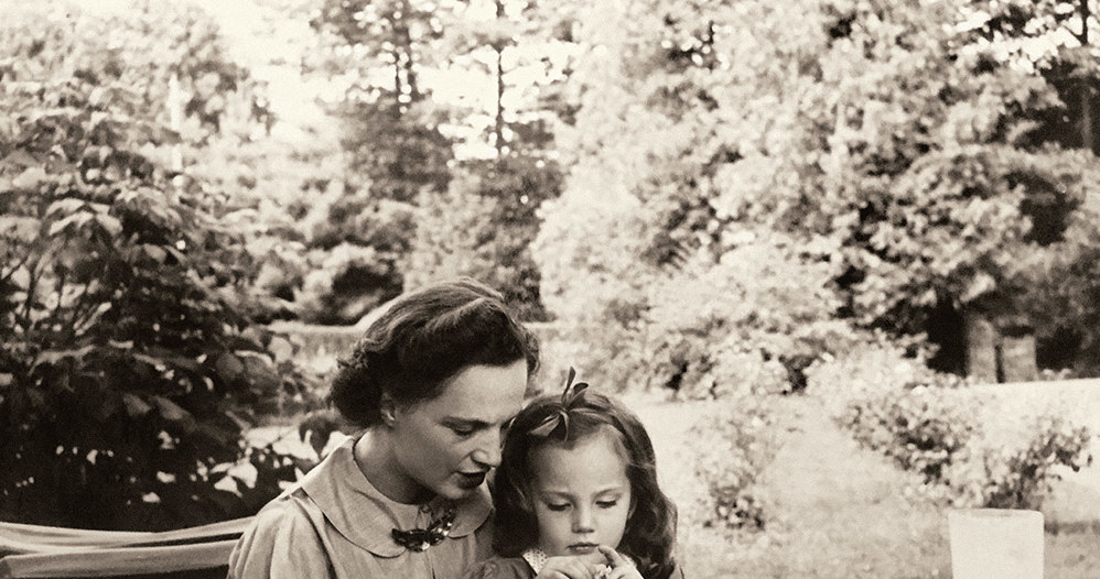 Jesień 1937 r. Virgilia Sapieha z córką Krysią.  Fot. Ze zbiorów Virgilii Christiny Sapiehy Fremantle /