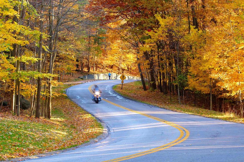 Jesień to wciąż znakomita pora na motocyklowe wycieczki /