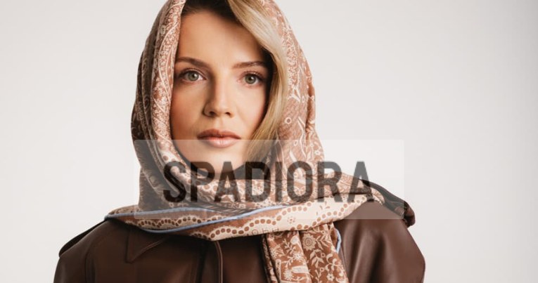 Jesień w stylu glamour – jak dodać elegancji nawet najprostszej stylizacji? /materiały promocyjne