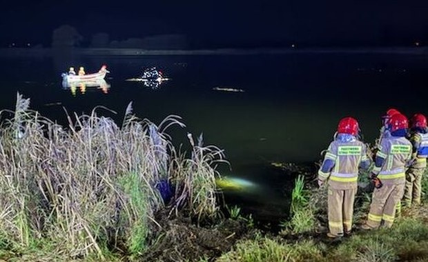 Jesień zaskoczyła kierowcę. Wjechał do stawu