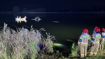 Jesień zaskoczyła kierowcę. Wjechał do stawu