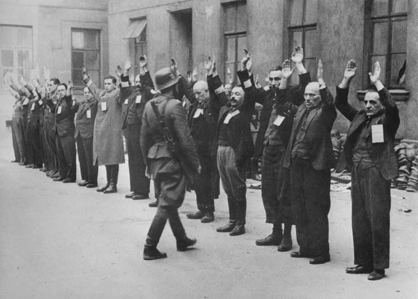 Jesienią 1940 r. Niemcy stłoczyli Żydów na obszarze warszawskiego getta, tworząc największą zamkniętą dzielnicą żydowską w okupowanej Europie /AFP