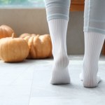 Jesienią bez kapci? Oto co dzieje się ze stopami, gdy chodzisz boso w domu