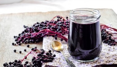 Jesienią i zimą jest niezbędny w domowej apteczce, wzmacnia też serce. Jak zrobić sok z czarnego bzu?