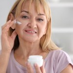 Jesienią i zimą są dla skóry jak tarcza. Szukaj takich oznaczeń na kremach