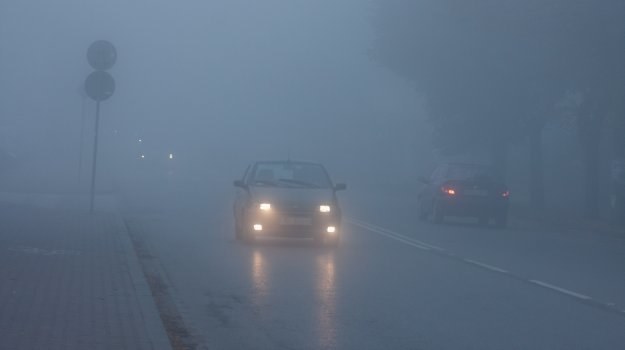 Jesienią kierowcom często towarzyszą mgły, które utrudniają poruszanie się pod drodze. /Motor