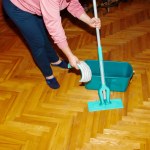 Jesienią myję podłogi tylko tym. Domowy płyn usuwa błoto i osad 