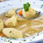 Jesienią robię rosół z takimi kluskami. Sycą bardziej niż makaron