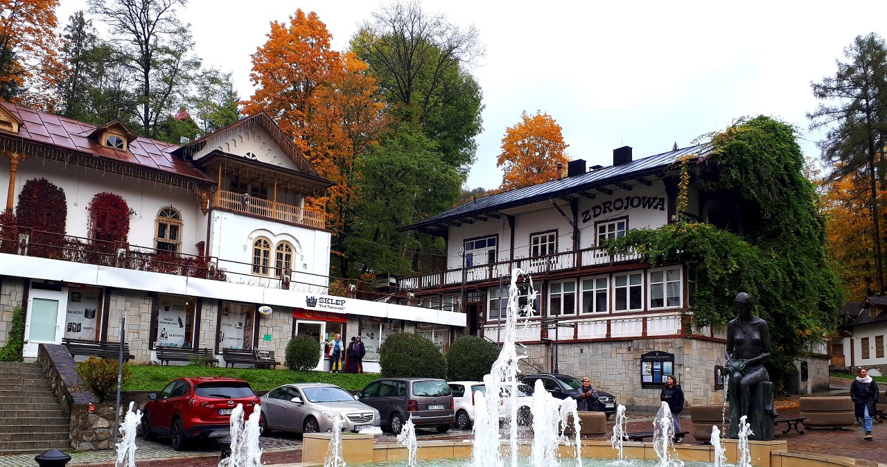 Jesienią to małopolskie uzdrowisko zachwyca malowniczością. Co oferuje przybyłym turystom? /East News