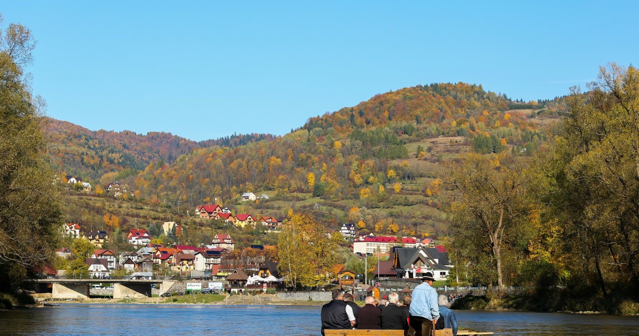 Jesienią w Szczawnicy warto wybrać się na malowniczy spływ Dunajcem