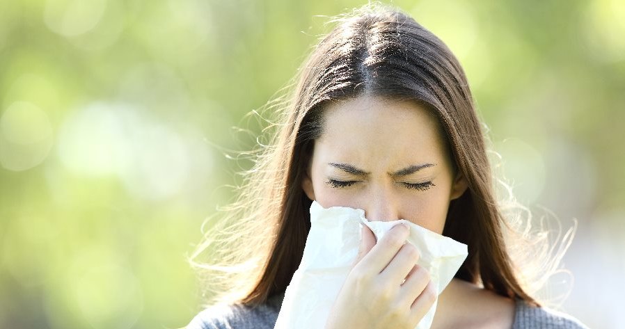 Jesienne alergie często są spowodowane zarodnikami grzybów /123RF/PICSEL