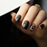 Jesienne paznokcie w 2025 roku. Metaliczne akcenty i głębokie kolory podbijają trendy