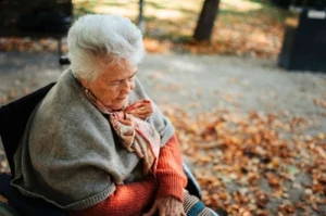 Jesienny spadek energii u seniorów. Tak odróżnisz zwykłe zmęczenie od objawów choroby