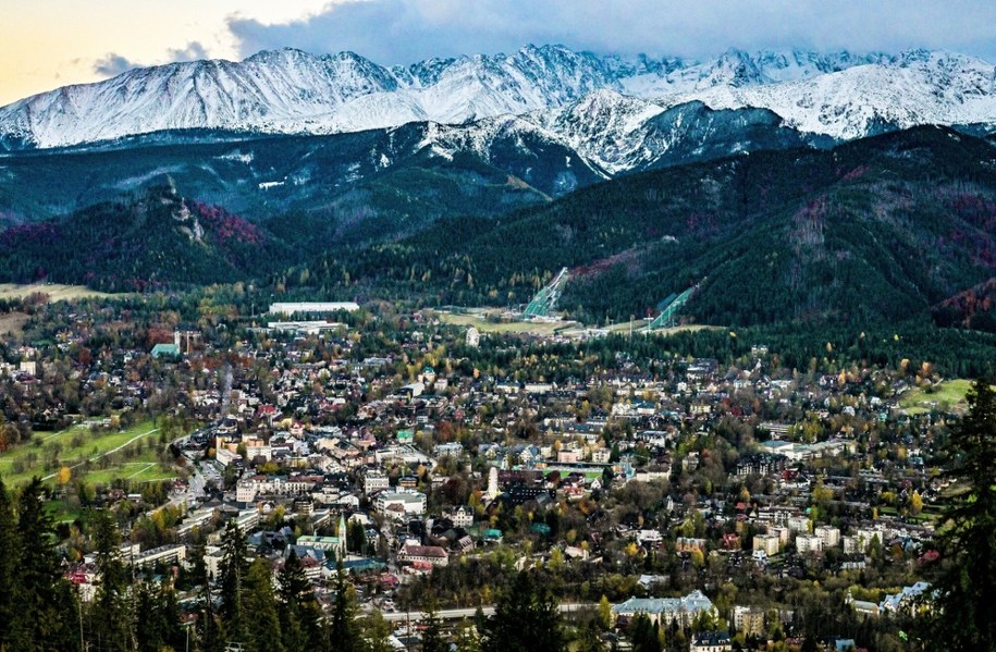 Jesienny widok z Gubałówki na Zakopane i Tatry. W wyższych partiach gór leży śnieg /Pawel Murzyn/East News /East News