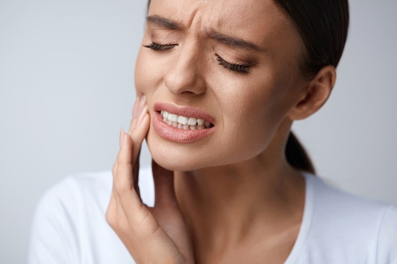 Jeśli ból zęba nie ustaje to udaj się do dentysty /123RF/PICSEL