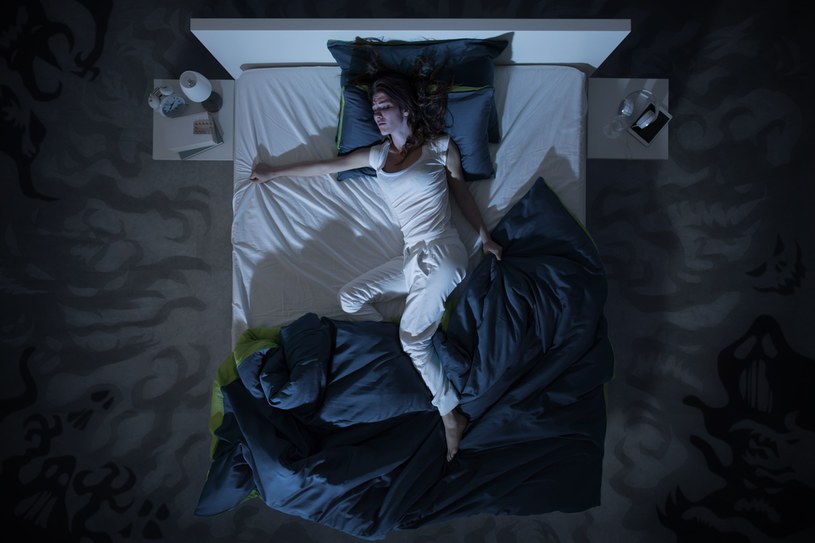 Jeśli budzisz się w ciągu nocy i nie możesz zasnąć, warto zastosować kilka metod polecanych przez ekspertów /123RF/PICSEL