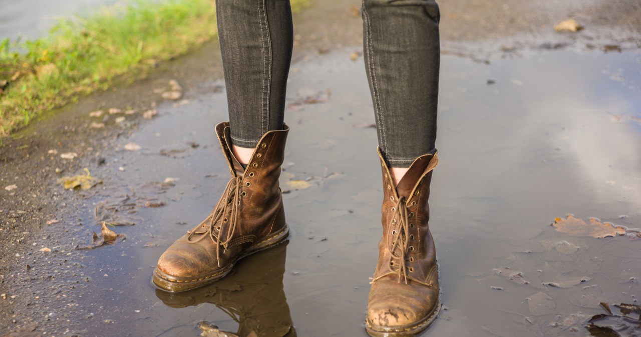 Jeśli buty nie są zabezpieczone impregnatem, ich materiał łatwo nasiąka wodą. Jest jednak prosty sposób, aby szybko pozbyć się wilgoci /Pixel