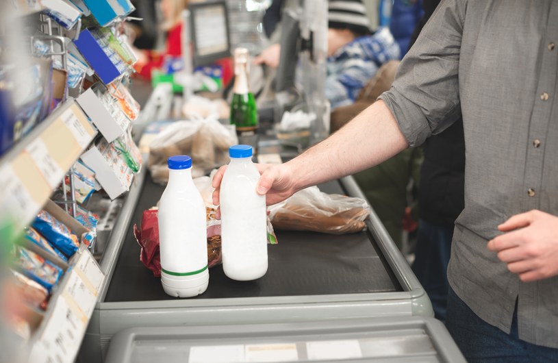 Jeśli cena wyświetlona w kasie jest wyższa od tej na towarze lub na półce, masz prawo kupić daną rzecz po niższej cenie /123RF/PICSEL