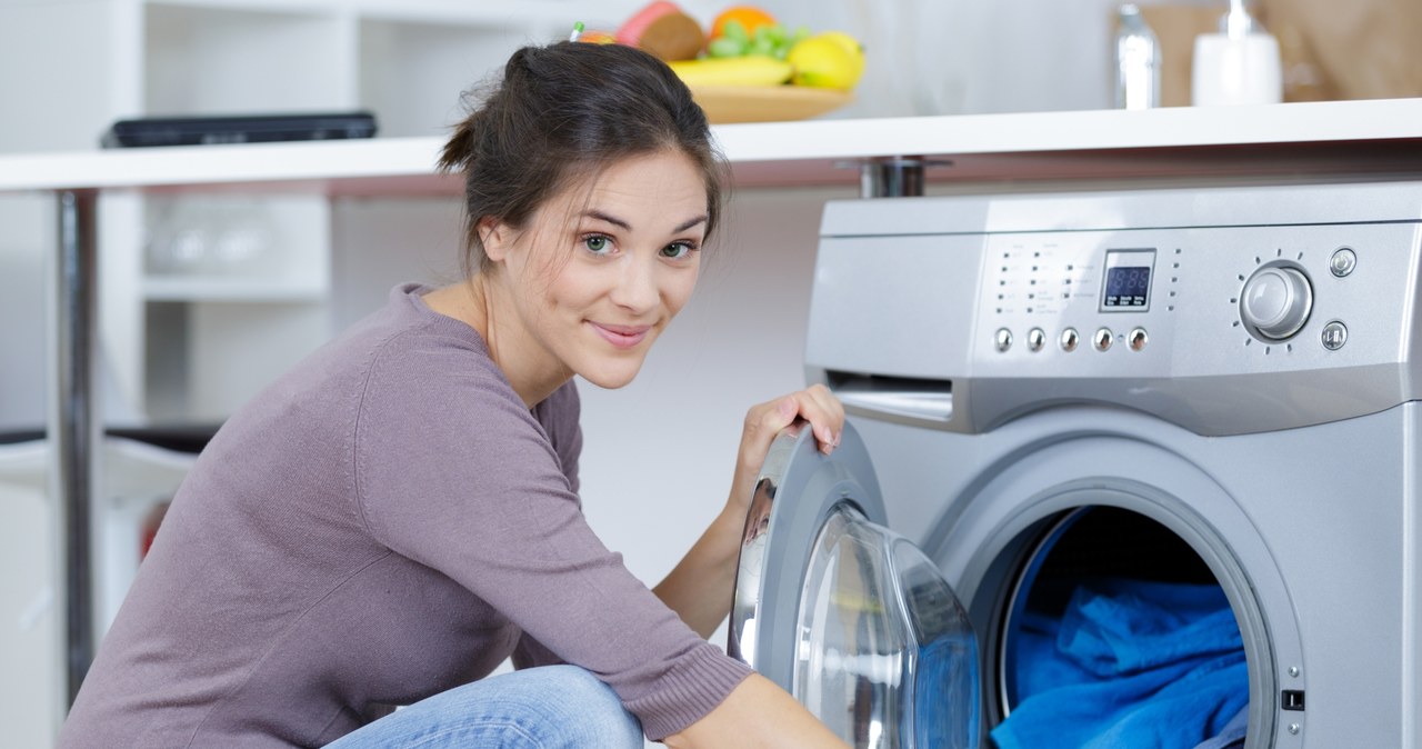 Jeśli chcemy się cieszyć czystym praniem i sprawną pralką przez długie lata, musimy regularnie czyścić urządzenie. Na szczęście istnieją skuteczne, domowe sposoby, by usunąć z pralki pleśń i nieprzyjemny zapach. /Pixel