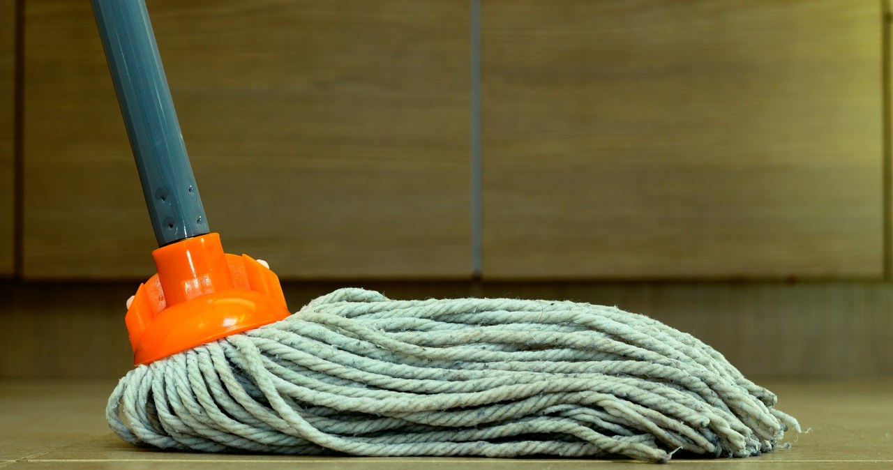 Jeśli chcesz mieć idealnie czystą i pachnącą podłogę, przed Wigilią koniecznie musisz umyć ją tym płynem /123RF/PICSEL