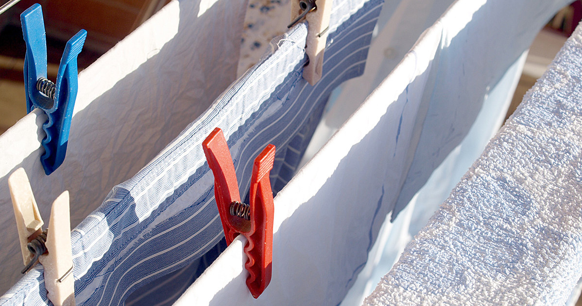 Jeśli chcesz suszyć pranie na balkonie, dobrze je odwiruj, a dopiero później przymocuj. Nie stawiaj też suszarki zbyt blisko balustrady i zabezpiecz ją przed ewentualnym upadkiem /123RF/PICSEL