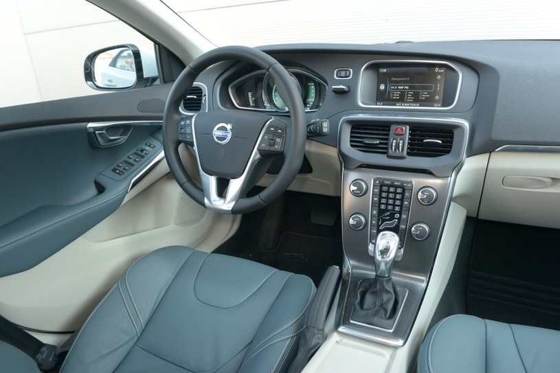 Jeśli chodzi o tworzywa użyte do wykończenia wnętrza, Volvo wygrywa z obydwoma rywalami. Centralny ekran jest seryjny (bez nawigacji), a mała kierownica – bardzo poręczna. Stacyjka umieszczona obok tego ekranu to bardzo wygodne rozwiązanie. /Motor