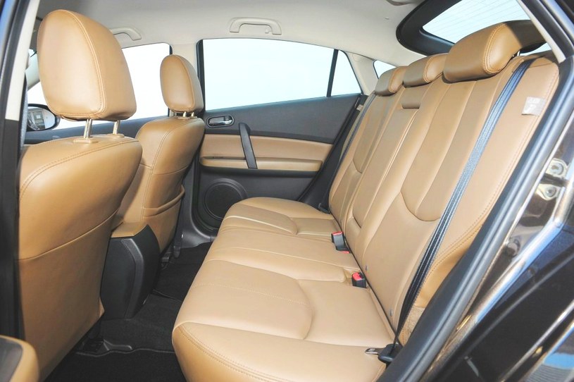 Jeśli chodzi o wymiary wnętrza, Mazda 6 wypada nieźle – ma szerszą kabinę niż Avensis i mały tunel środkowy z tyłu. /Motor